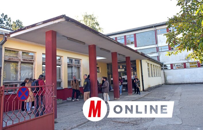 Az átvizsgálás idején az épület előtt várakoztak a Stevan Sremac Általános Iskola dolgozói, a diákokat hazaküldték (Fotó: Gergely Árpád)