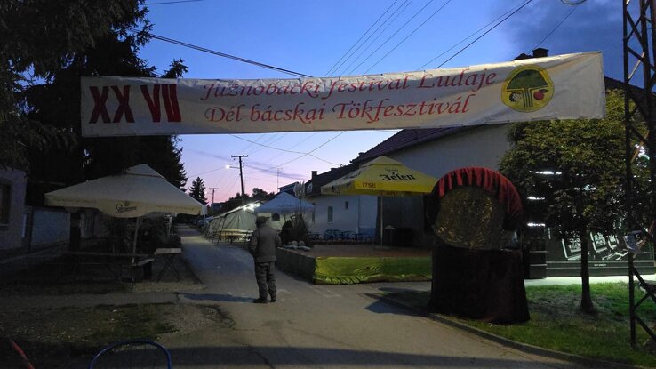 A Dél-bácskai Tökfesztivál kapuja már a hajnali fényekben hívogatta a látogatókat (Fotó: Varga Zoltán felvétele)