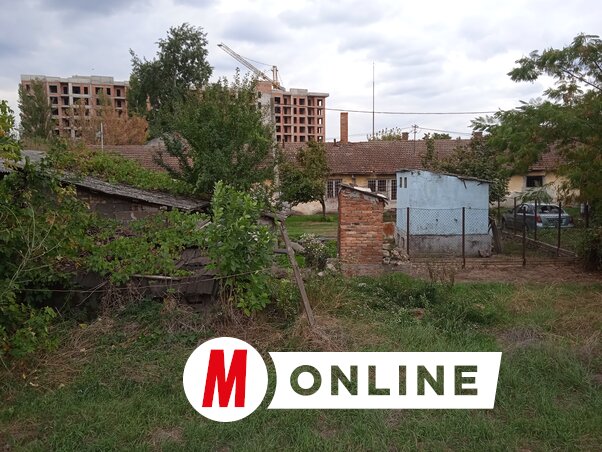 Több évtizedes huzavona után végre betonba önthetők a Limán
végében még többnyire zöldként megmaradt területek is. Ez a Sima
Matavulj utca mentén húzódó terület a Duna árterületének maradványa, nagyjából 200 éve „száraz”, és a Limán városrész építésekor az akkori önkormányzat munkásbarakkokat építtetett ide, elszállásolás céljából. Azóta hátrányos szociális helyzetben lévő emberek népesítették be az építményeket, ezeket bontják hamarosan (Fotó: Szeli Balázs felvétele)