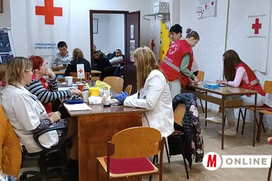 A Vöröskereszt önkéntesei és az egészségház szakemberei segítették a szűréseket (Fotó: Gruik Zsuzsa felvétele)