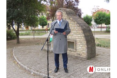 Kalmár Ferenc beszéde az adai Damjanich-emlékműnél (Csincsik Zsolt felvétele)