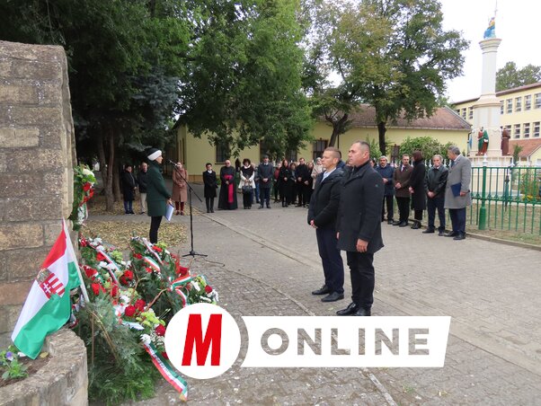 A VMSZ tisztségviselői megkoszorúzzák Damjanich János emlékművét Adán (Csincsik Zsolt felvétele)