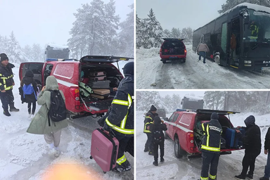 A hóban elakadt buszokból kimenekített gyerekek. (Kép: MUP Srbije)