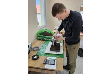 Juhász Árpád elemzi a beérkezett mintát (Fotó: VASZ)