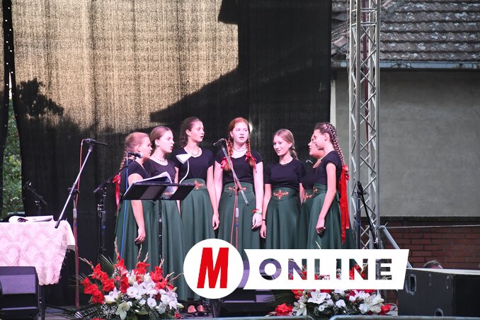 A klub Boróka leánykórusa a templombúcsún dunántúli dalokat énekelt (Fotó: Paraczky László)