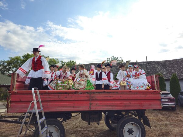 Autentikus jármű vitte végig a falun az eredeti népviseletbe öltözött táncosokat (Fotó: Sörfőző Katinka)