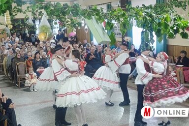 A doroszlói ifjúsági csoport műsora (Fotó: L. Móger Tímea)
