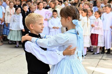 A tánccsoportok minden nagyobb eseményen, például a templom búcsúján is fellépnek (A Szirmai Károly MME archívumából)