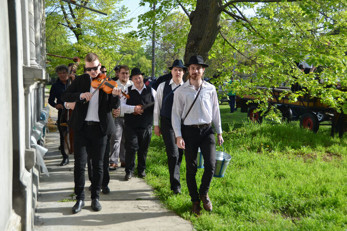 A Berbence elhúzza a locsolkodók nótáját is