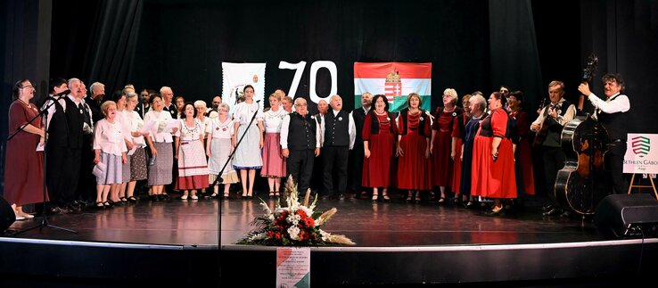 Együtt a színpadon – Pillanatkép a jubileumi előadásról (A Szirmai Károly MME archívumából)