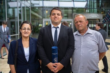 Andor sa roditeljima na ceremoniji dodele diplome doktora nauka (arhivski snimak Andora Kermecija)