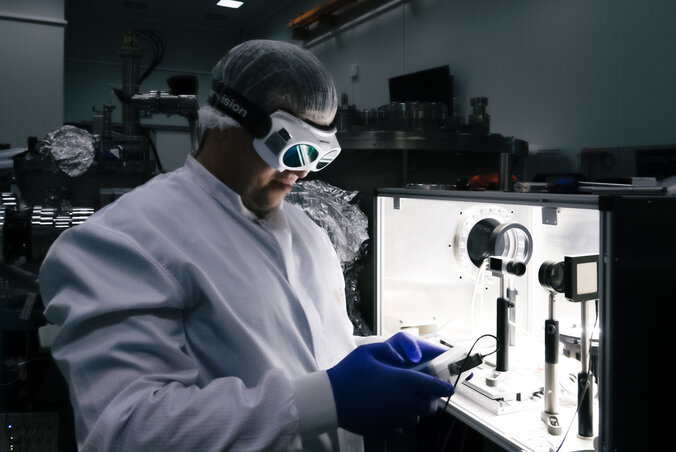 U toku rada u laboratoriji (arhivski snimak Andora Kermecija)