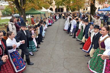 A néptáncosok az egész központot belakták (Gergely Árpád felvétele)
