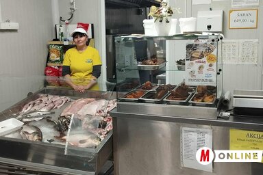 A vásárlókat bőséges halkínálattal fogadják az üzletekben (Kancsár Izabella felvétele)