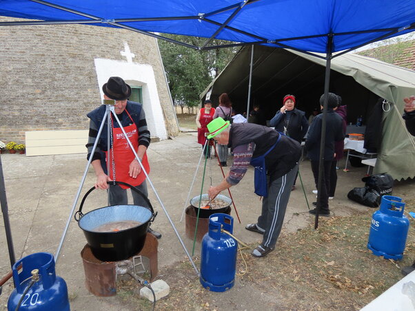 Huszonegynéhány bográcsban főtt a birkapörkölt Völgyparton (Csincsik Zsolt felvétele)