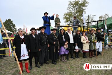 Aladics Tibor, Góli Csilla és a betyárok (Molnár Edvárd felvétele)