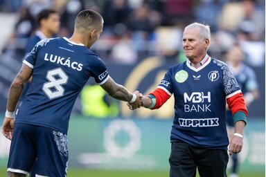 A Puskás Akadémia–Újpest összecsapás kezdőrúgását a magyar válogatott korábbi kiválósága, Básti István végezte el (Fotó: facebook.com/PFLAhu)