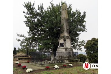 Obeliszk a kálváriadomb tetején (Kecskés István felvétele)