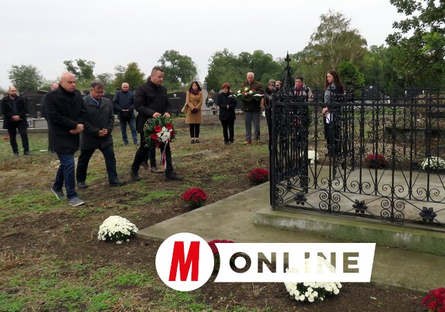 Koszorút helyez el a VMSZ újvidéki városi szervezetének képviselői (Kecskés István felvétele)