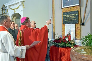 Az emléktáblát a vértanú püspök keresztelésének emlékére állították/Fotó: zs