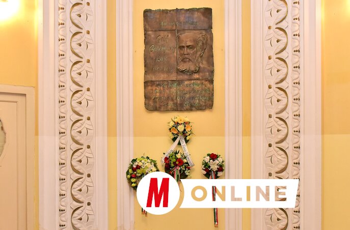 A zentai városháza oszlopcsarnokában található Batthyány-emléktáblát 2007-ben leplezték le (Fotó: Gergely Árpád felvétele)