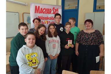A gyermeklap munkatársai a bajmoki Vuk Karadžić Általános Iskola hetedikeseivel/Fotó: Péter Edit