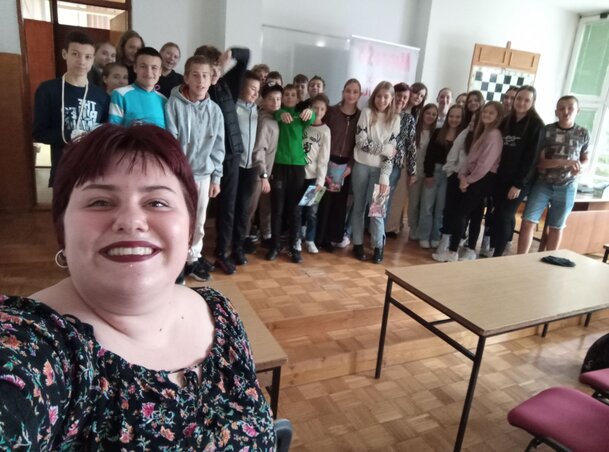 A Jó Pajtás szerkesztőségének képviselői a palicsi Miroslav Antić Általános Iskola hetedikes tanulóival