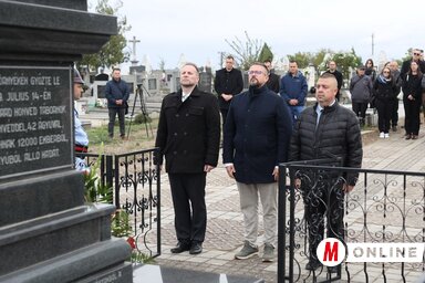 Kovács Károly, Juhász Bálint és Kerekes Zoltán megkoszorúzza az emlékművet (Fotó: Lakatos János felvétele)