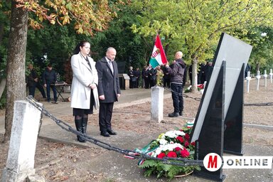 Az önkormányzat képviseletében Mentus Lívia és Szatmári Adrián koszorúzott (Fotó: Tóth Péter felvétele)