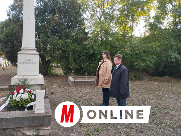 A Vajdasági Magyar Szövetség nevében dr. Molnár Viktor és Györe Decsov Emese koszorúzott (Fotó: Kancsár Izabella felvétele)