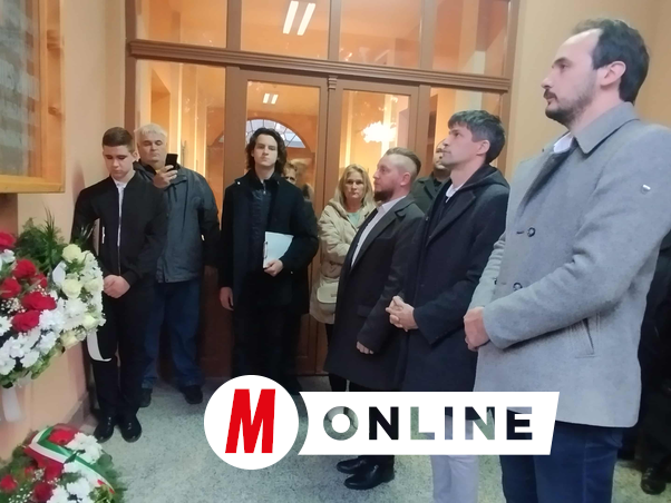 A Vajdasági Magyar Művelődési Szövetség és a Magyar Nemzeti Tanács nevében is elhelyezték a kegyelet virágait mindkét helyszínen (Fotó: Kancsár Izabella felvétele)