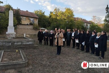 Az 1848–49-es forradalom és szabadságharc emlékét őrző síremléknél tartott megemlékezésen Györe Decsov Emese mondott beszédet (Fotó: Kancsár Izabella felvétele)