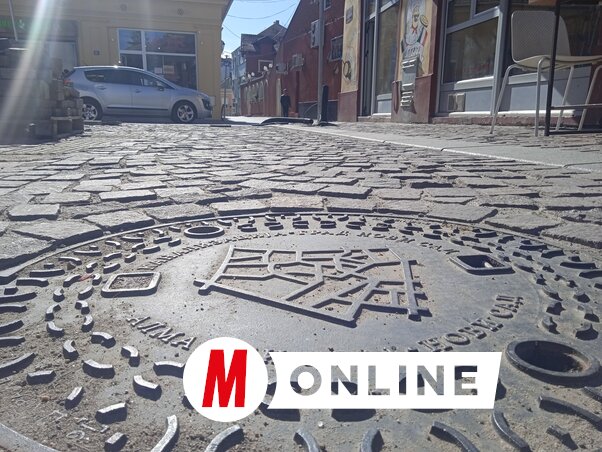 Az Almási negyed rekonstrukciója a végéhez közeledik, az utcák megőrzik 19. századi hangulatukat. Még a csatornafedelek is Almási negyed feliratot kaptak (Fotó: Szeli Balázs felvétele)