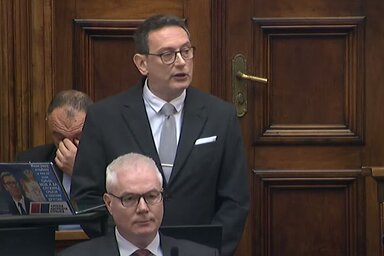 Bakarec szerint rendkívül gyanús, hogy „pont azon a napon, három órával a tragédia előtt, éppen ott tartózkodott az ellenzéki képviselő (Fotó: Screenshot/YouTube/ParlamentSrbije)