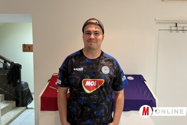 Szőke Dániel humorista, a mezgyűjtemény tulajdonosa a kiállítás helyszínén (Fotó: Vámos Arnold felvétele)