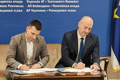 Nikola Banković és Nenad Ivanišević aláírja a szerződést (Fotó: Tartományi Kormány)