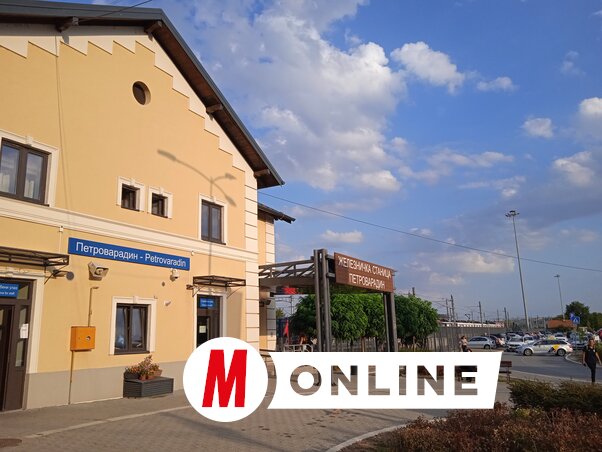 Pétervárad a vasúti utasforgalom miatt túlterhelt, mivel a vasútállomása nem megfelelő az embertömeg fogadására. Rendszeresek a közlekedési dugók a környékén. A parkolók kibővítése már megvalósult, de változtatni kell a közlekedési rendszeren is (Fotó: Szeli Balázs felvétele)