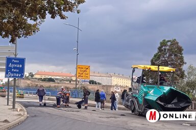 A gyalogosforgalom azonban nem állt le, kedd délután a munkások az első aszfaltréteget egyengették (Fotó: Szeli Balázs felvétele)