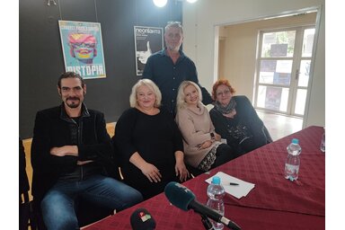 A négy testvért megformáló színészek és Urbán András igazgató/Fotó: Rapos Emma