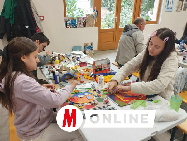 Az óbecsei középiskola tanulói is kipróbálták az újrahasznosítás művészetét (Kancsár Izabella felvétele)