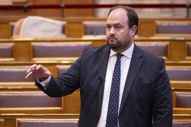 Nacsa Lőrinc a magyar parlament ülésén (Fotó: MTI)