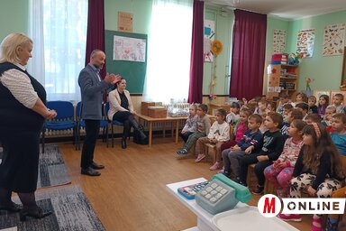 Az ajándékozás mellett a községi elnök elbeszélgetett az óvodásokkal (Fotó: Kazinczy Paszterkó Diana felvétele)