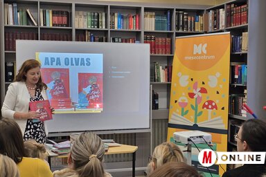 Harmath Artemisz kortárs irodalomtörténész és irodalomelméleti szakember a könyvtárban (Fotó: Gulyás Réka felvétele)