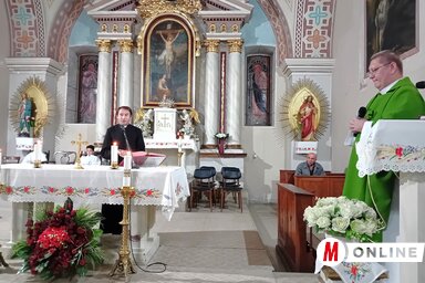 Serfőző Dezső atya és Zsúnyi Tibor plébános a vasárnapi szentmise végén (Fotó: Paraczky László)