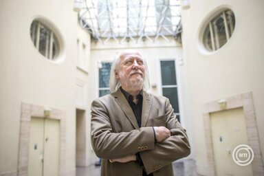 Pásztor Bálint, a Vajdasági Magyar Szövetség elnöke közösségi oldalán gratulált Krasznahorkai Lászlónak, aki 2025-ben elnyerte az irodalmi Nobel-díjat. (Fotó: Marjai János / MTI)