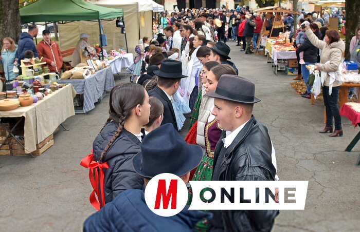 A kirakodók közt sem mentek el szó nélkül (Gergely Árpád felvétele)