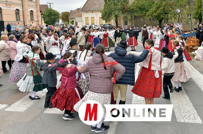 Egymásba kapaszkodva a tánc is jobb (Gergely Árpád felvétele)