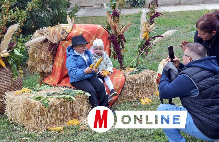 Idős és fiatal egyaránt élvezte az időben való visszakacsintást (Gergely Árpád felvétele)