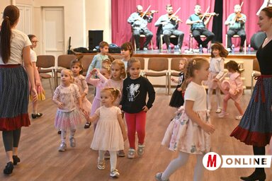 Táncház a Fokos zenekarral az újvidéki Petőfi Sándor MMK-ban (Ótos András felvétele)