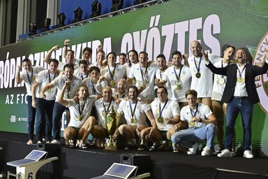 A Ferencváros hatodszor emelhette magasba a szuperkupa győztesének járó trófeát (Fotó: MTI)